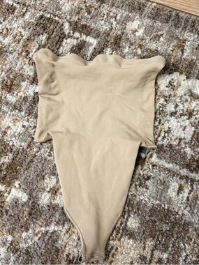 NWOT skims SHAPEWEAR
Size small 
Has pallet dust